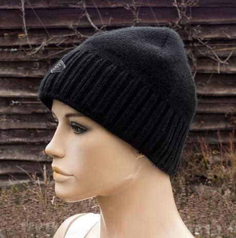 Čierna zateplená čiapka,