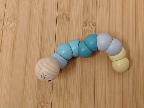 Ohybná drevená edukačná pastelová húsenica, 17 cm, 