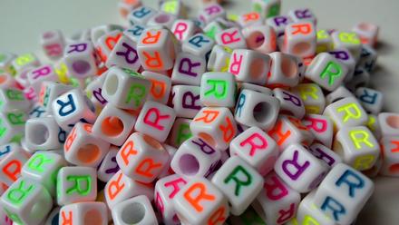 Písmenká neónové r,