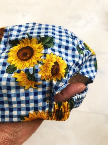 Šiltovka so slnečnicami, l