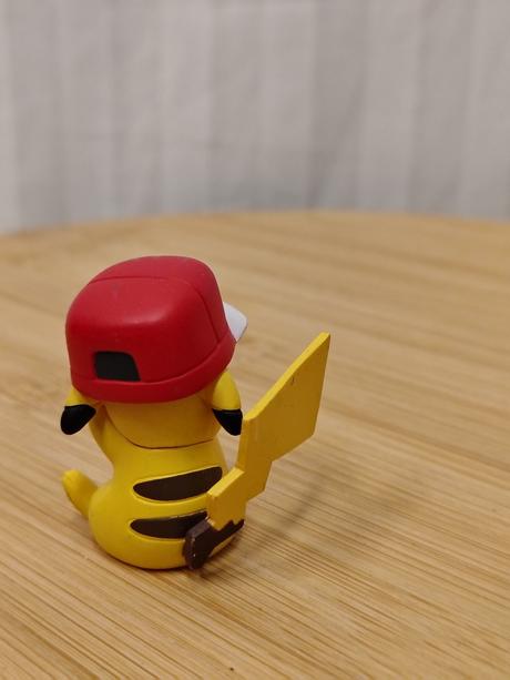Figúrka pokémon pikachu s ashovou čiapkou, 4 cm, 