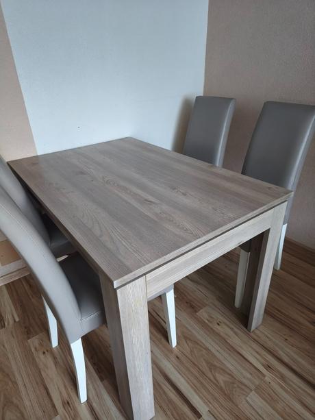 Jedalensky stol a stolicky, 