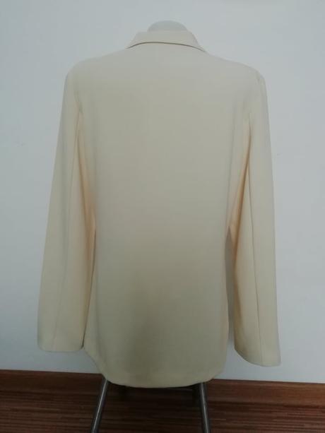 Béžové sako, 38