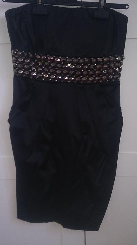 1x oblecene, korzetove saty, kupene v uk, m