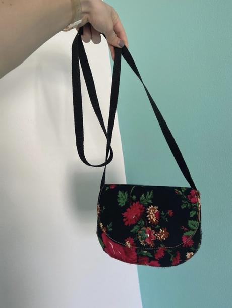 Čierna kabelka s červenými kvetmi,