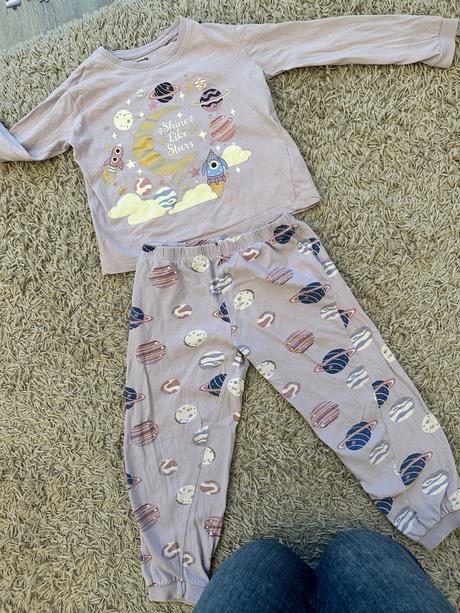 Fialové pyžamko, sinsay,110