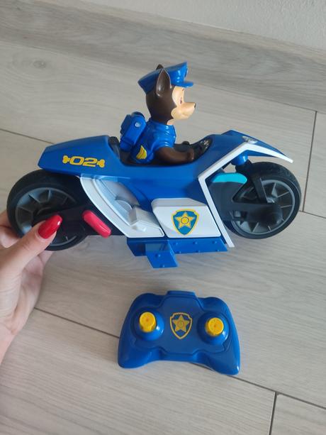 Chase s motorkou na diaľkové ovládanie, 