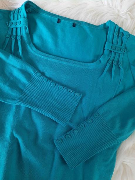 Sveter s ozdobnými gombíkmi, s