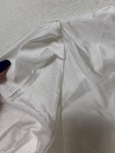 Cropp top lesklý biely s nazberanými rukávmi, l