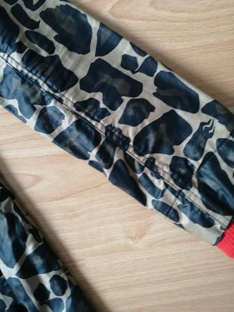 Trenckot so zvierací vzorom, 36