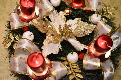 Pekný adventný veniec na stôl so sviečkamy, 