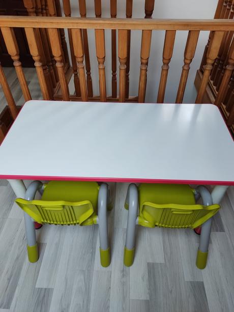 Detský výškovo nastaviteľný stôl + 3 ks stoličky, 