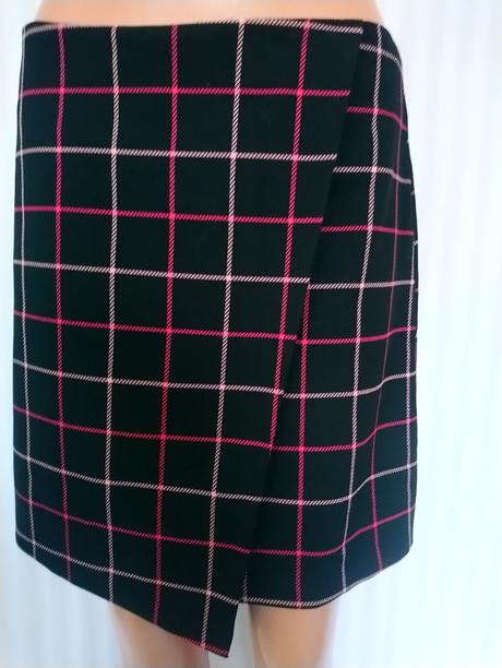 Dámska krátka čierna sukňa s farebnými pásikmi f&f, f&f,s