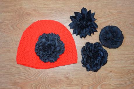 Háčkovaná čiapočka s kvetom, <50 - 158