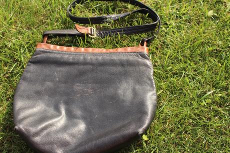 Menšia kožená kabelka,