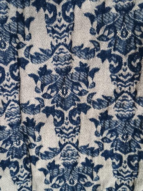 Zaujímavé nohavice s elastanom, s