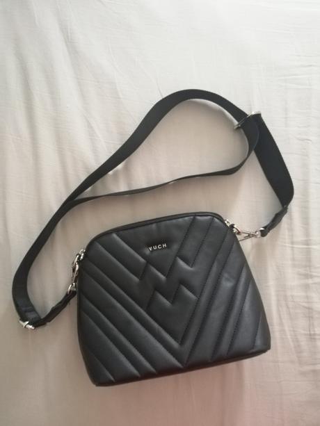 Cierna kabelka vuch, 