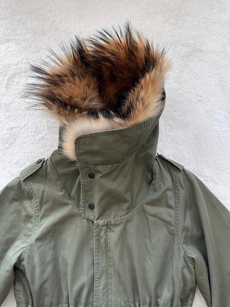 Štýlová khaki parka s kožušinovým lemovaním, s