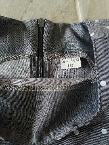 Bodkované šaty s opaskom v 122,6-7r., 122