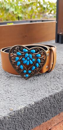 Hnedý opasok s tyrkysovým srdcom,