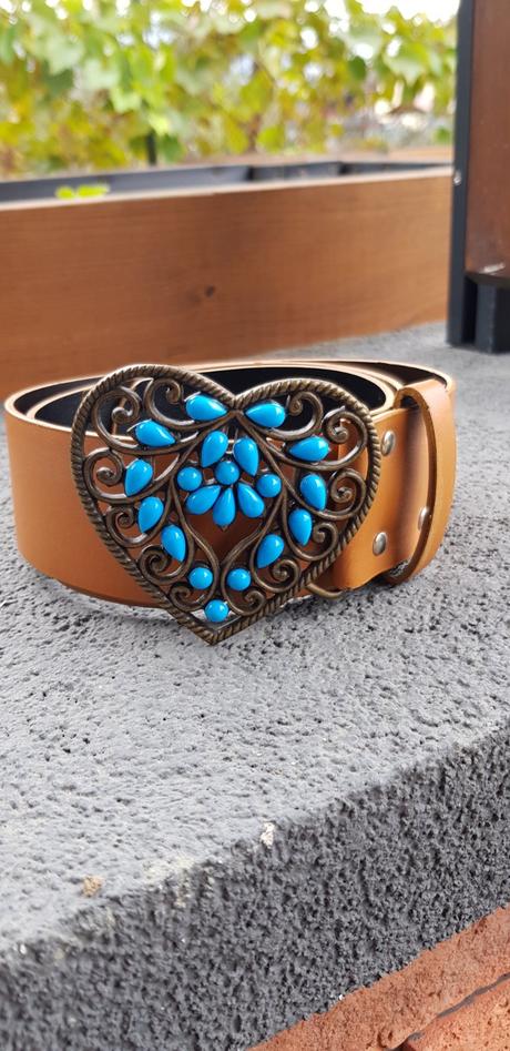 Hnedý opasok s tyrkysovým srdcom,