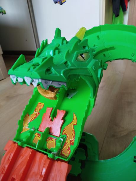 Hot wheels monster trucks dráha dračia skaza,