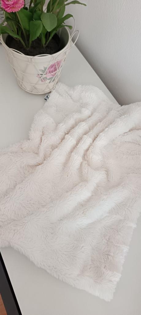 Biela huňatá obliečka na vankúš,