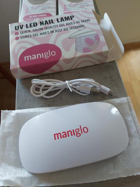 Uv lampa a gélové nálepky na nechty., 