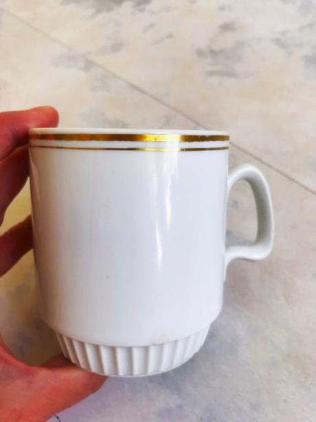 Porcelánový starý hrnček, 