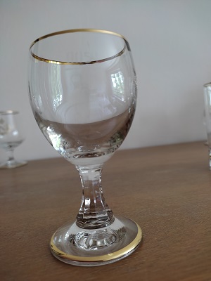 Retro sada poharikov s pozlatenym okrajom, 