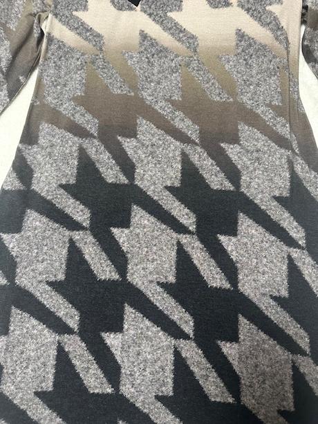 Pekné vzorované šaty s vreckami zn. magenta, l / m