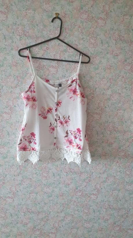 Biele tielko s ružovými kvetmi, m