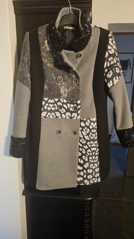 Extravagantny taliansky kabát do pol stehien, 40