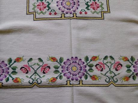 Vidiecky obrus-s fialovou výšivkou, 128 x 128 cm,, 