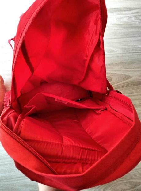 Červený batoh shell, 