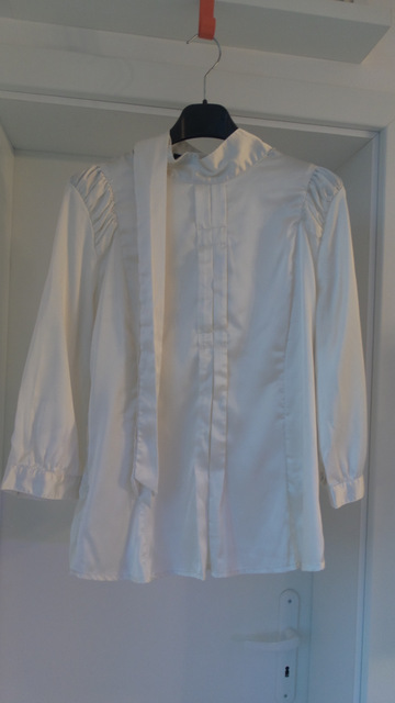 Trendy satenova bluzka s maslickou a 3/4 rukavom, s