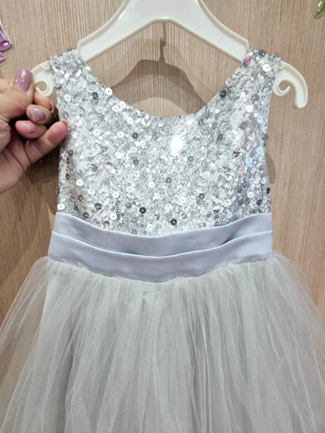 Strieborné šaty, 104