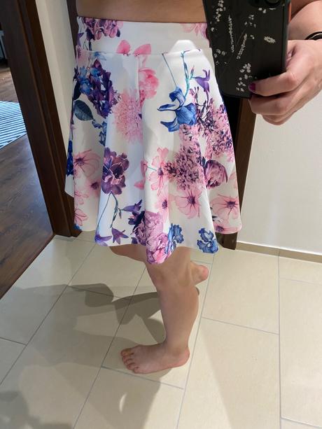 Kvetinová damska sukňa, áčkový strih, s