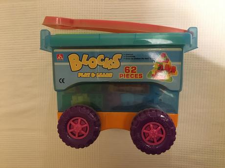 Stavebnica a vozík na ťahanie,