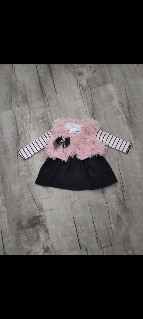 Šaty s kožušinovou vestou, 68