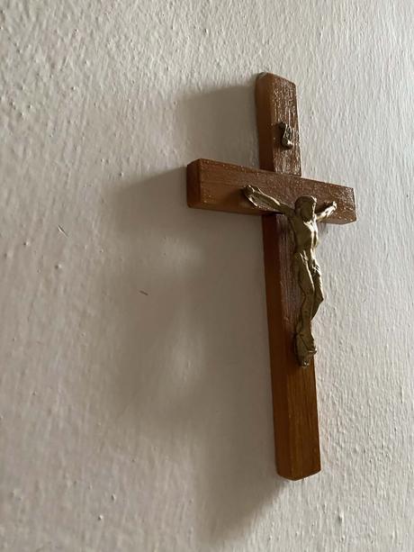 Drevený krížik na stenu,