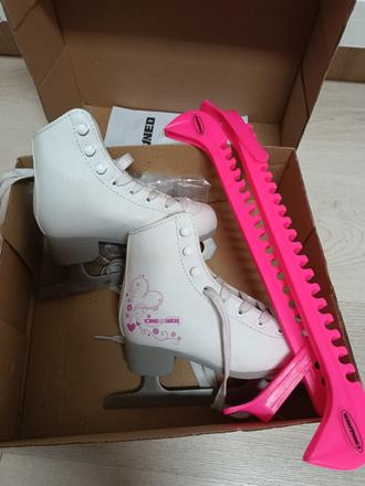 Dievčenské korčule, crowned,29