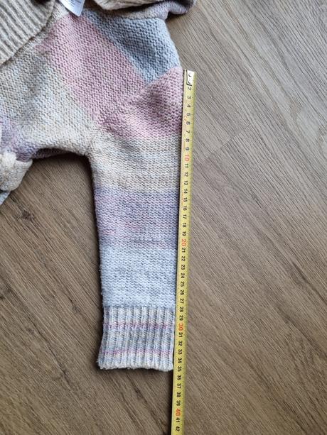 Pleteny svetrik s opaskom, 104