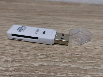 Usb čítačka pamäťových kariet,