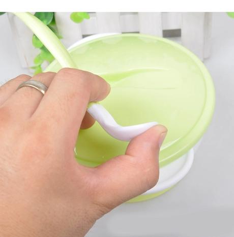 Miska s uzaverom a lyzickou, 