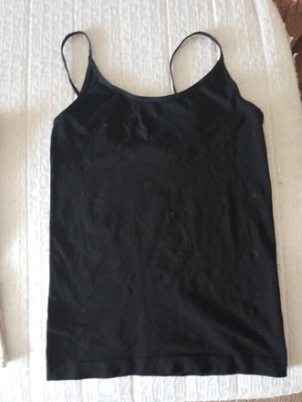 Sťahujúce čierne tielko, l