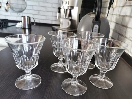 Starožitné poháre na stopke, 