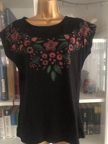 Čierne tričko s kvietkami, 38