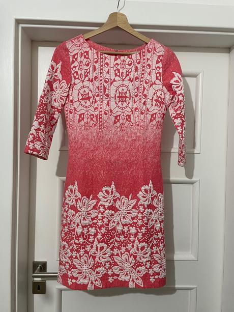 Ružové vzorované šaty, s