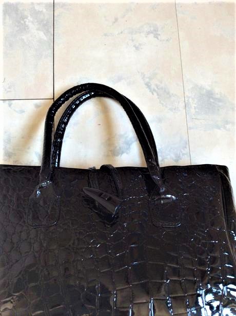 Laková kabelka do ruky,